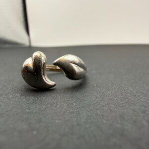 VTG Avon Sculpted Leaf Bypass Ring Adjustable Silver Tone Statement Jewelry